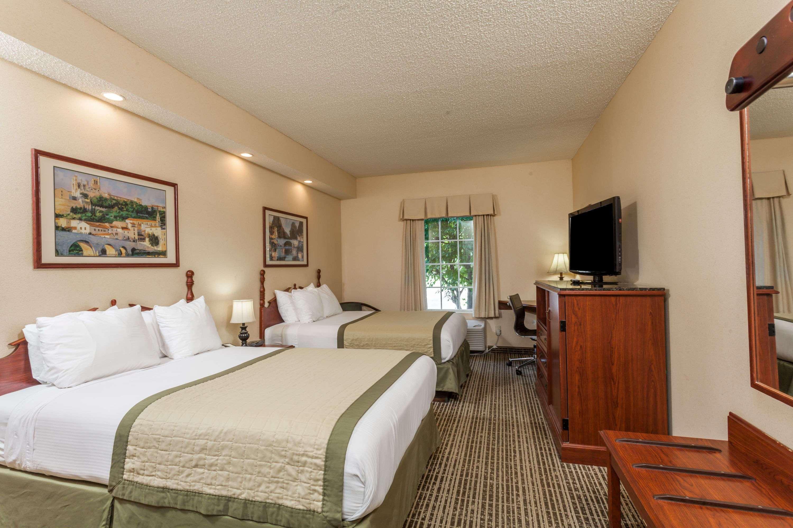 Baymont By Wyndham Maury Hotel